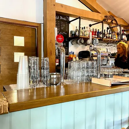 Cosy Cotswold Lodge: Family-Friendly Retreat with Spa and Heated Pools Ashton Keynes Exterior photo