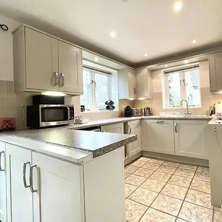 Cosy Cotswold Lodge: Family-Friendly Retreat with Spa and Heated Pools Ashton Keynes Exterior photo