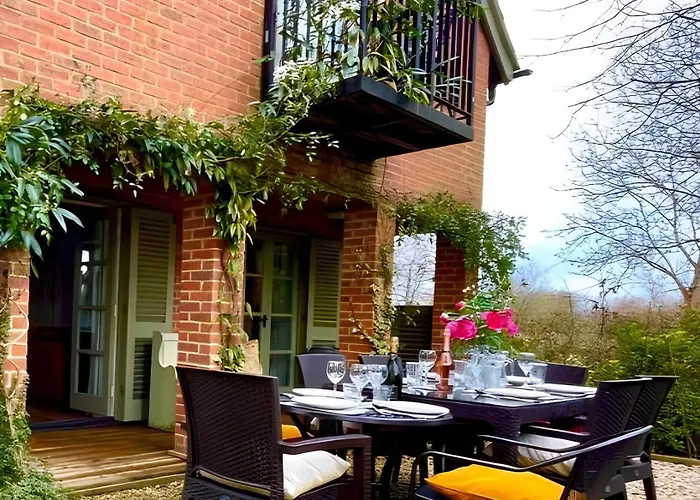 Cosy Cotswold Lodge By Your Home Here, Ideal For Families With Log-Burner, Spa, Private Parking And Heated Swimming Pools