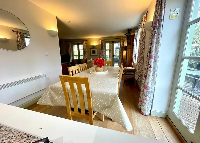 Cosy Cotswold Lodge By Your Home Here, Ideal For Families With Log-Burner, Spa, Private Parking And Heated Swimming Pools