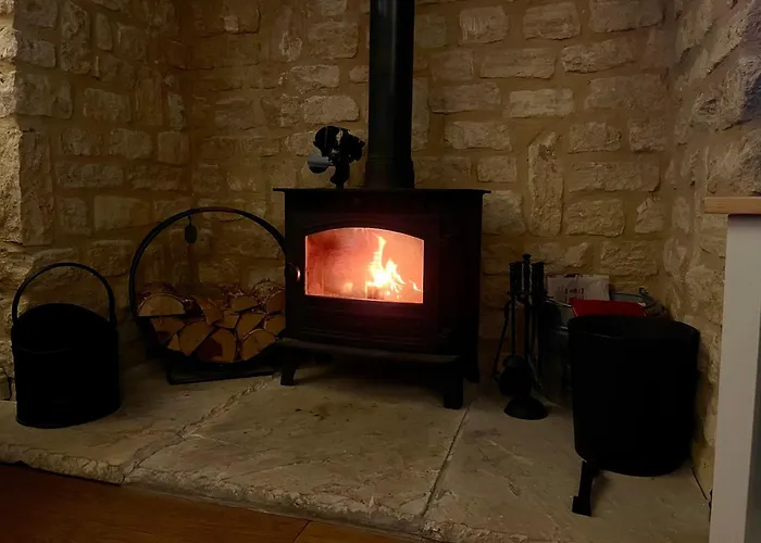 Cosy Cotswold Lodge By Your Home Here, Ideal For Families With Log-Burner, Spa, Private Parking And Heated Swimming Pools
