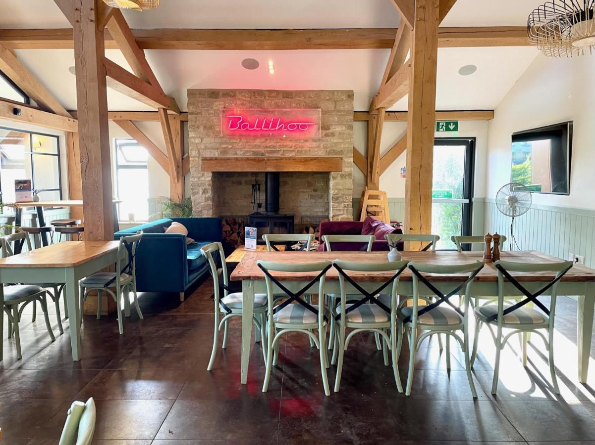 Cosy Cotswold Lodge: Family-friendly Retreat With And Heated Pools