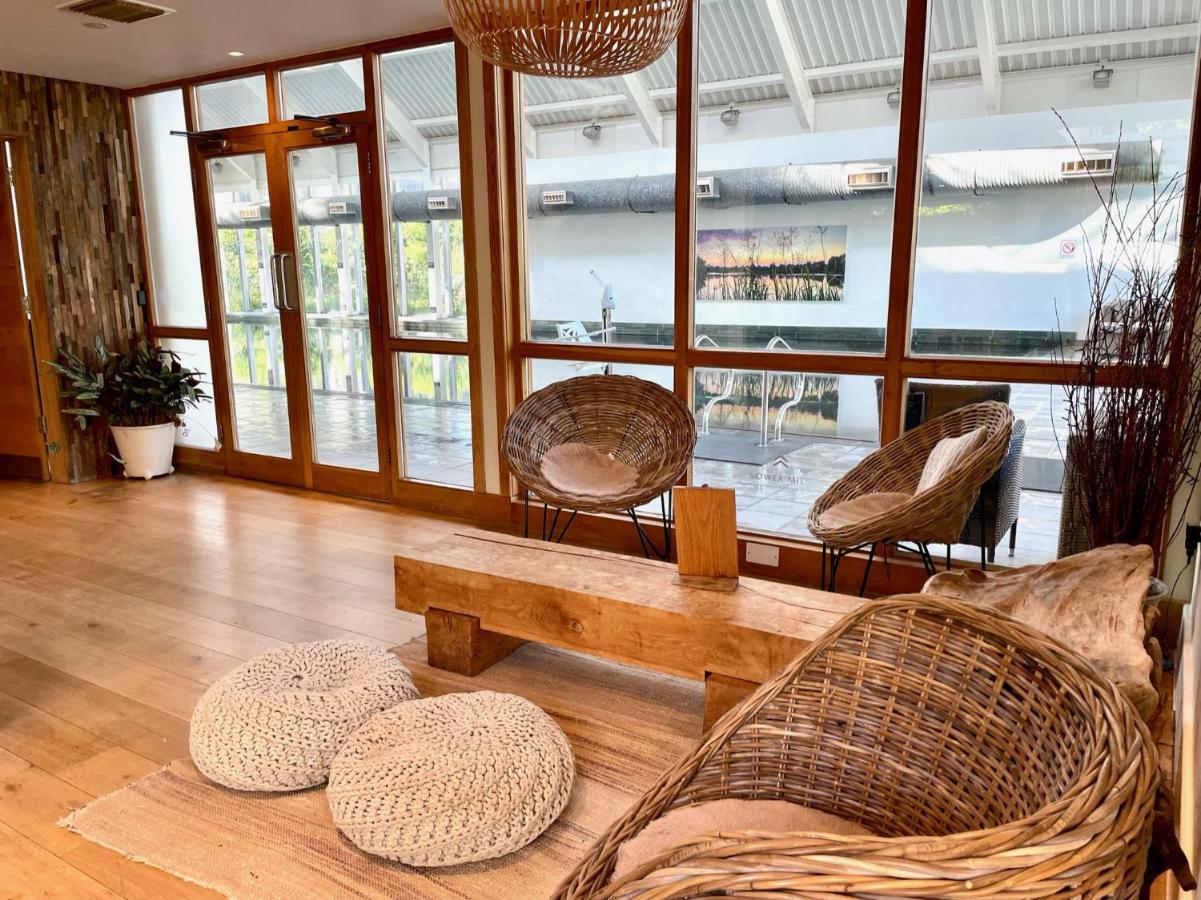 Cosy Cotswold Lodge: Family-friendly Retreat With And Heated Pools
