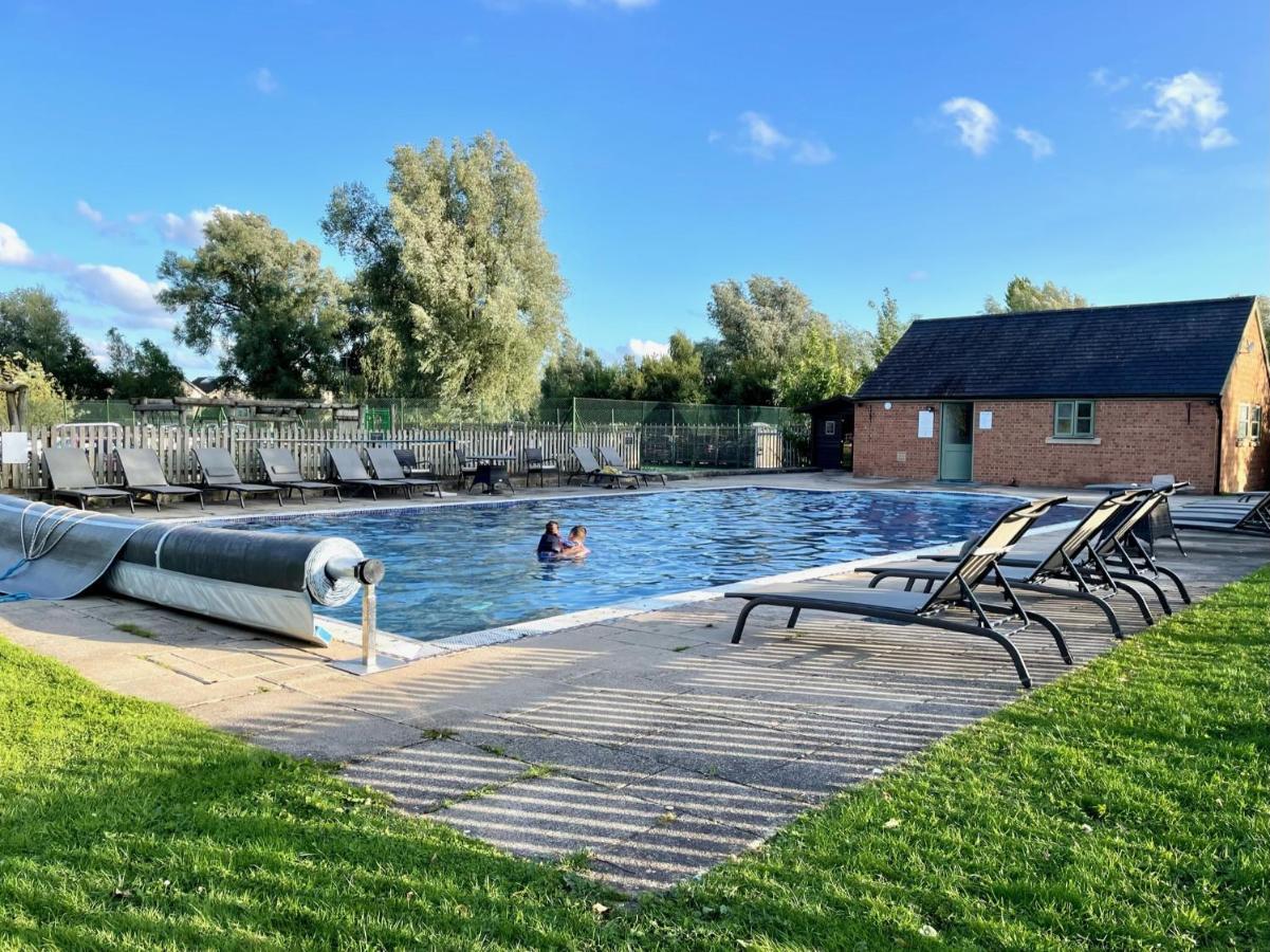 Cosy Cotswold Lodge: Family-friendly Retreat With And Heated Pools * Ashton Keynes