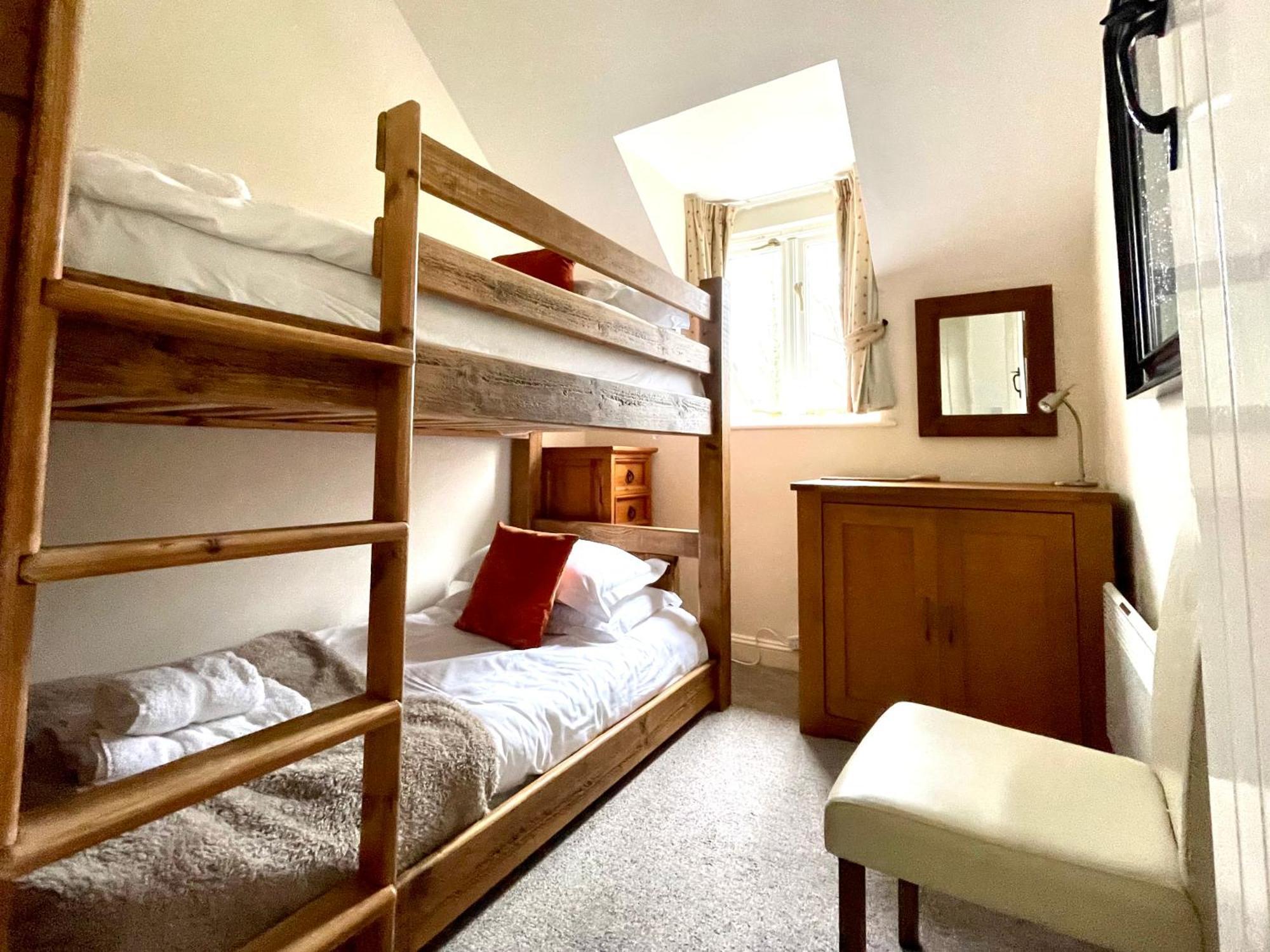 Holiday home Cosy Cotswold Lodge: Family-friendly Retreat With And Heated Pools Ashton Keynes