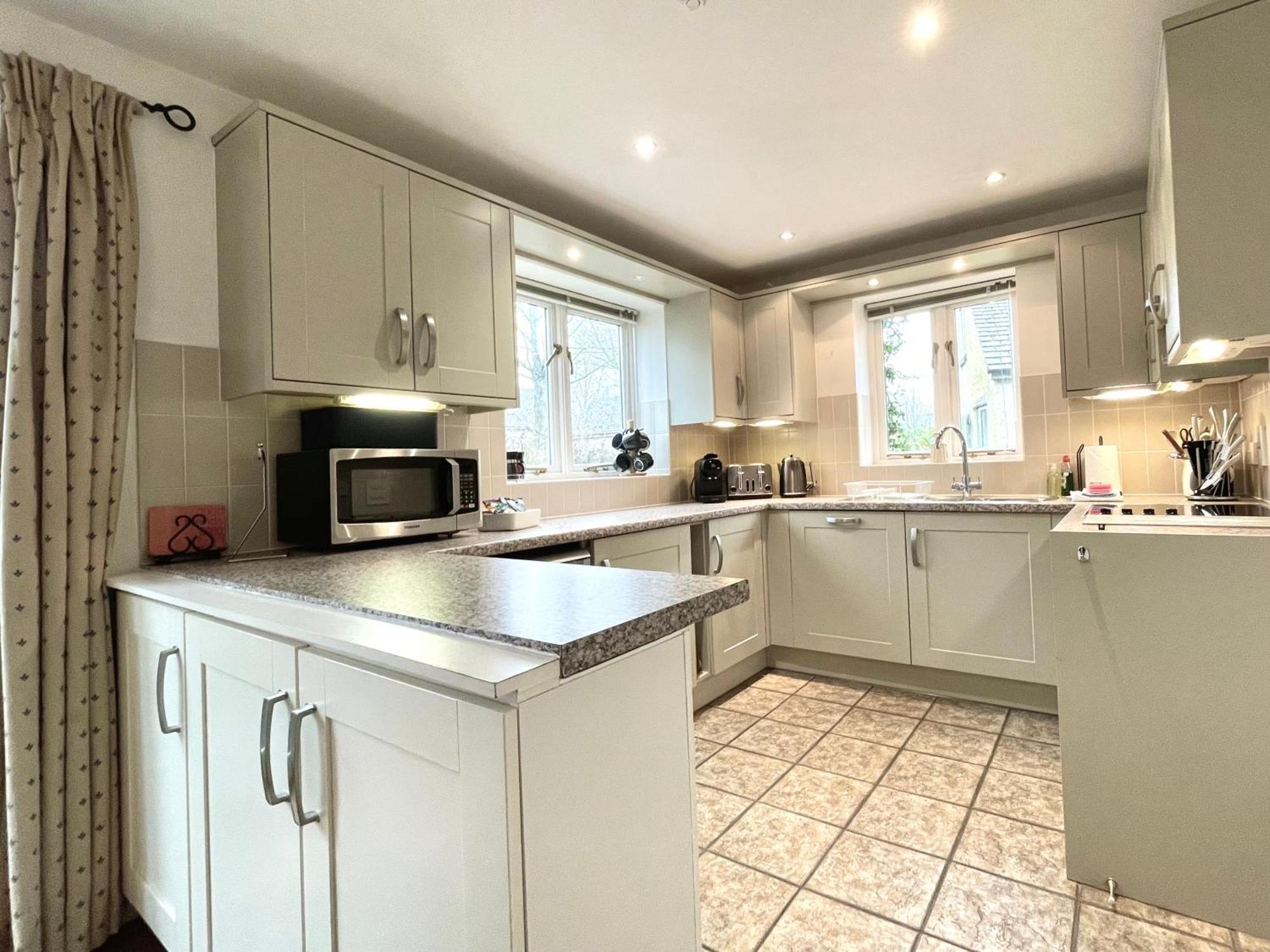 Cosy Cotswold Lodge: Family-friendly Retreat With And Heated Pools