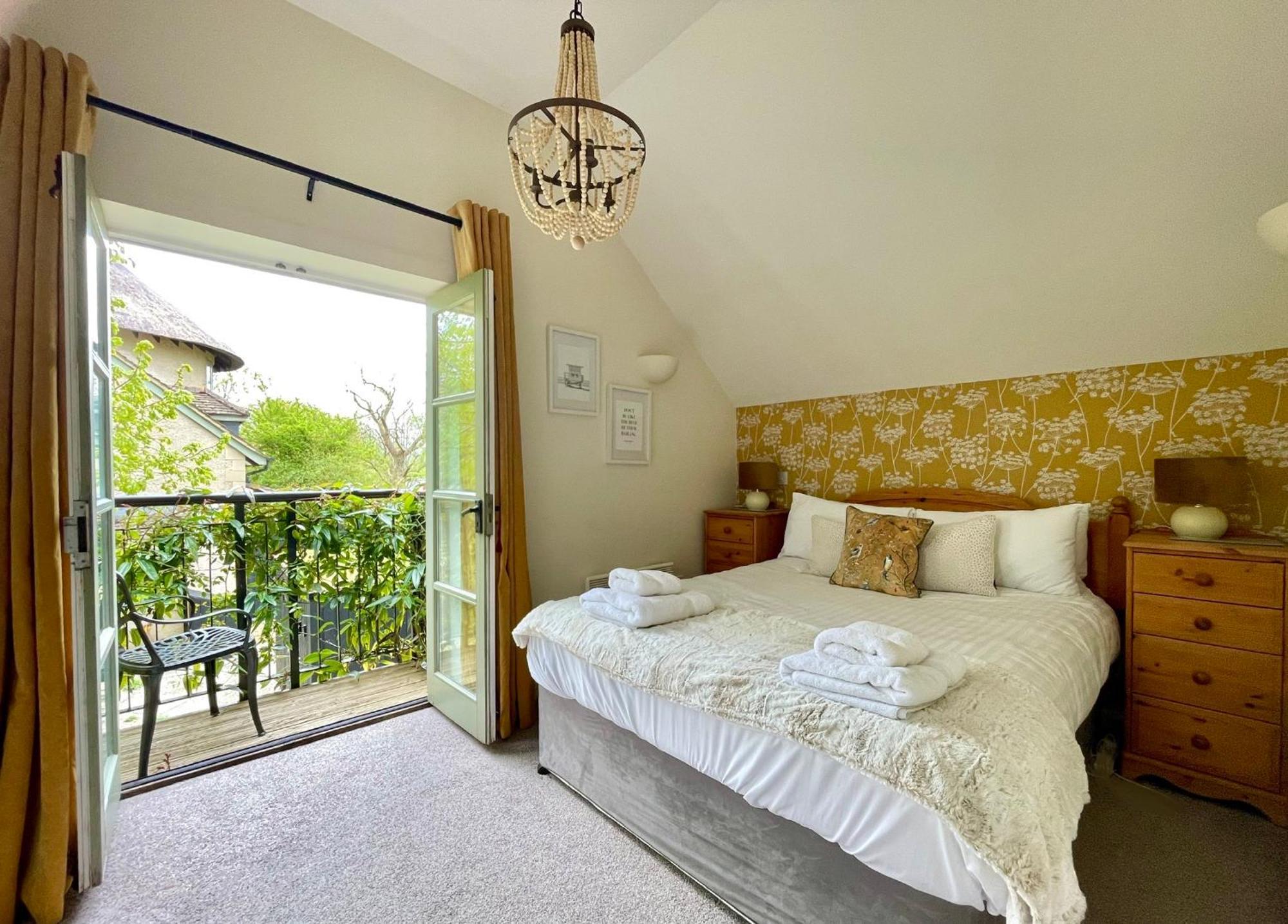 Cosy Cotswold Lodge: Family-friendly Retreat With And Heated Pools Holiday home Ashton Keynes