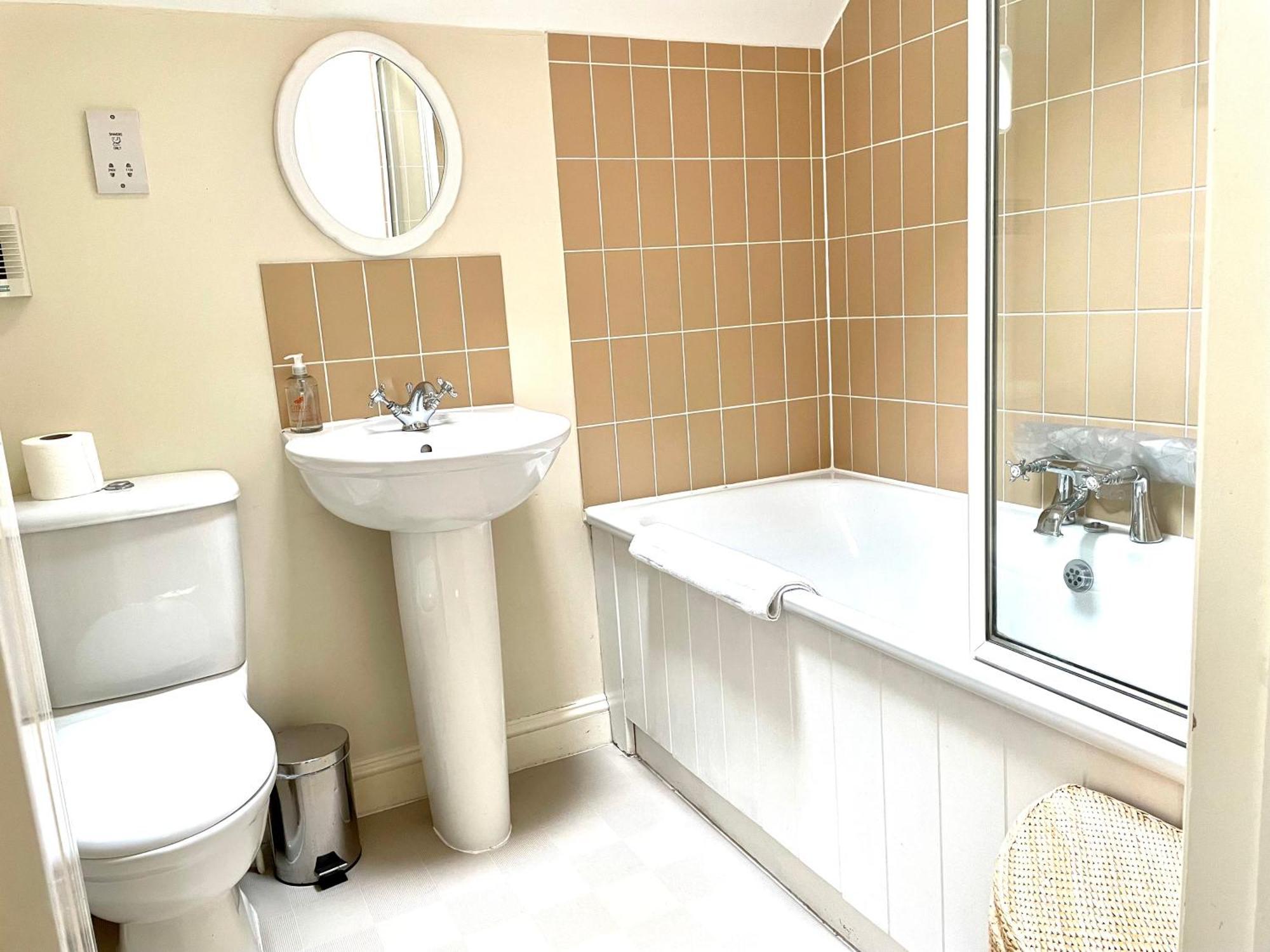 Cosy Cotswold Lodge: Family-friendly Retreat With And Heated Pools