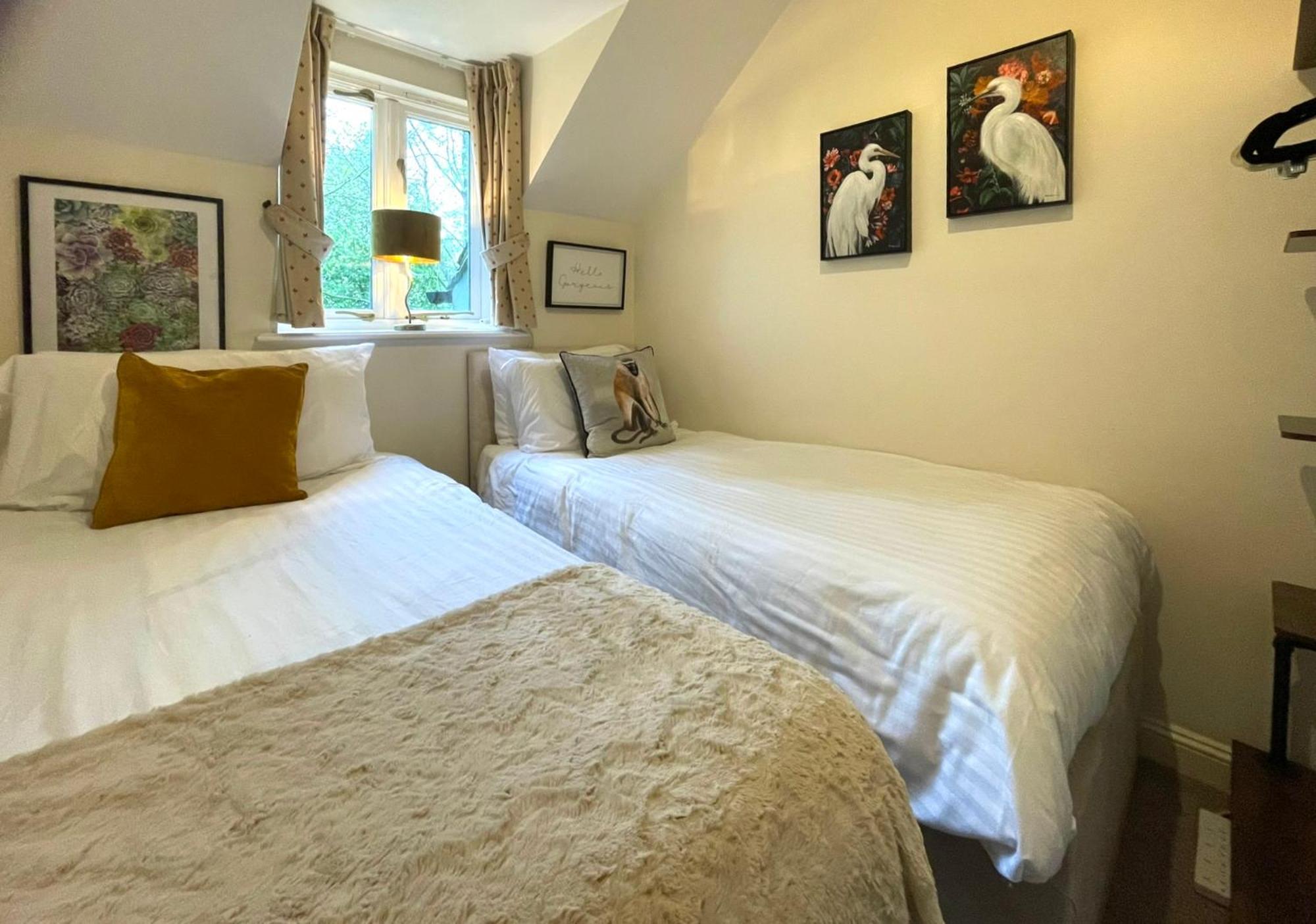 Cosy Cotswold Lodge: Family-friendly Retreat With And Heated Pools Holiday home