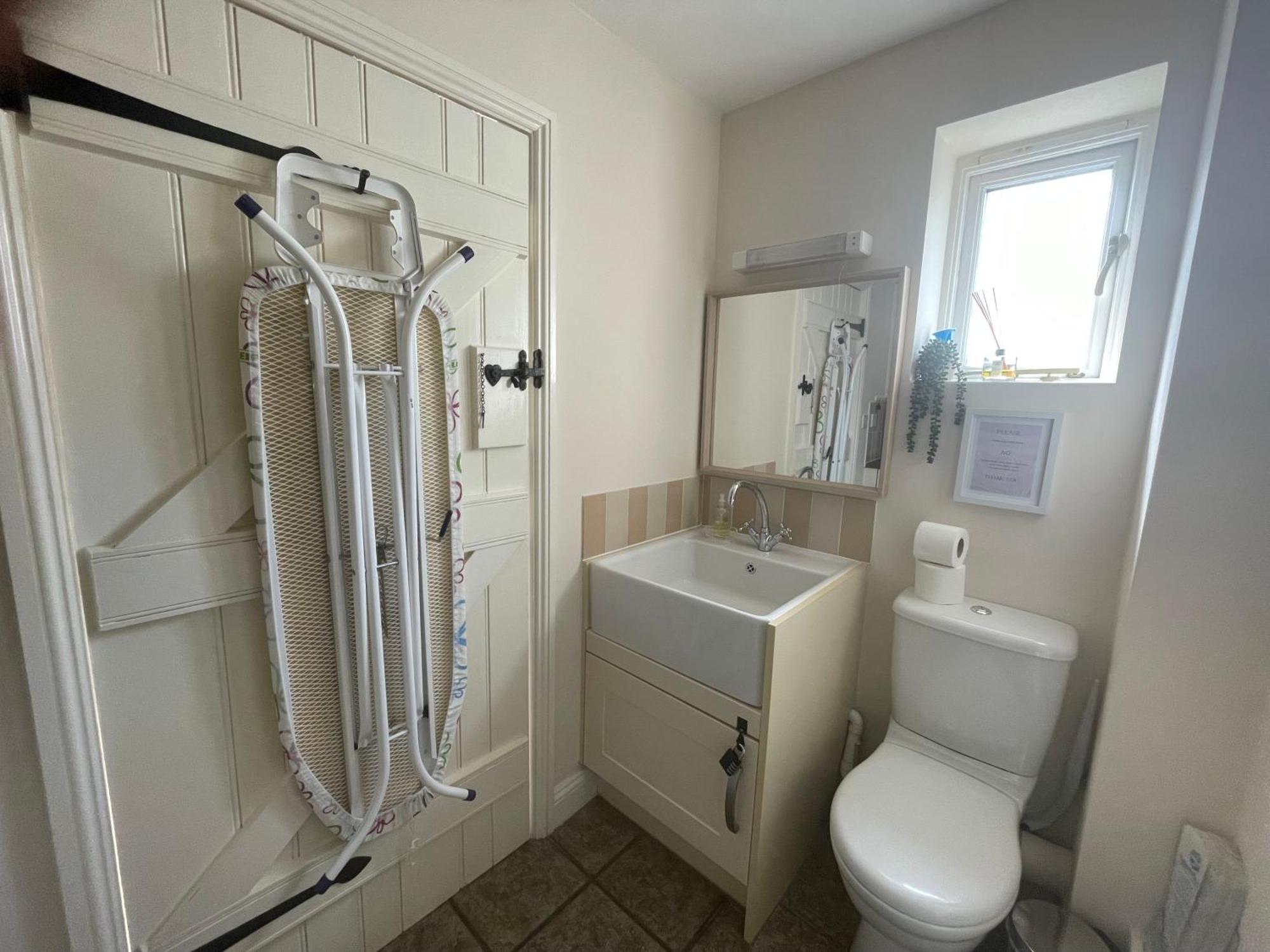 Cosy Cotswold Lodge: Family-friendly Retreat With And Heated Pools *