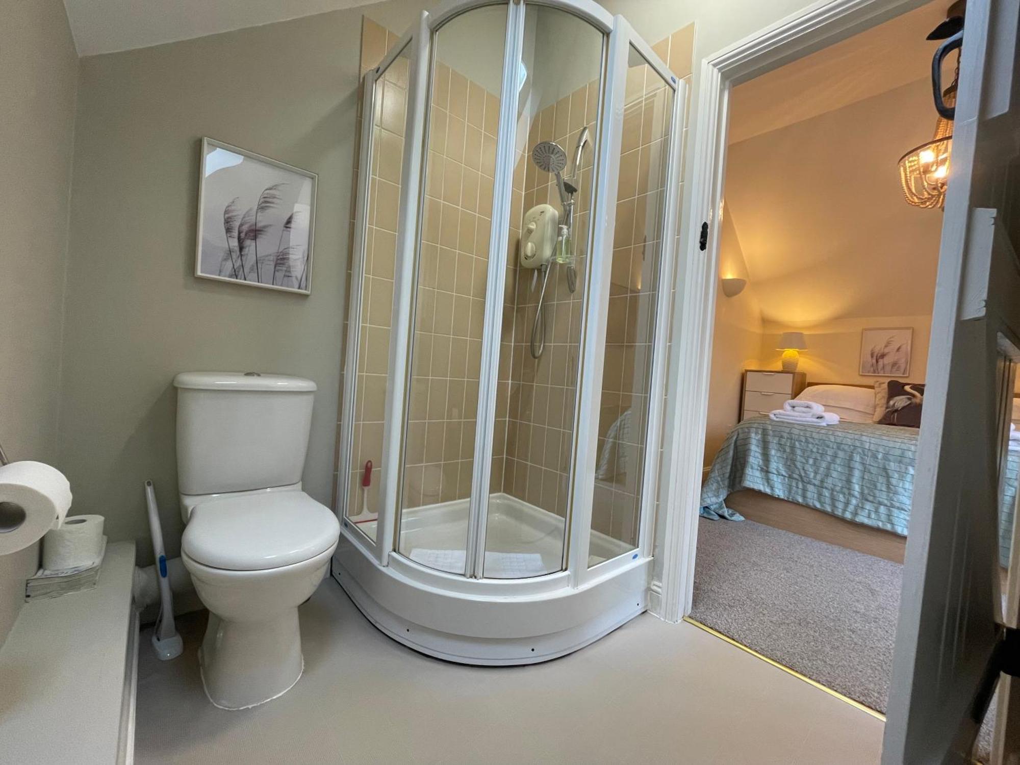 Cosy Cotswold Lodge: Family-friendly Retreat With And Heated Pools *