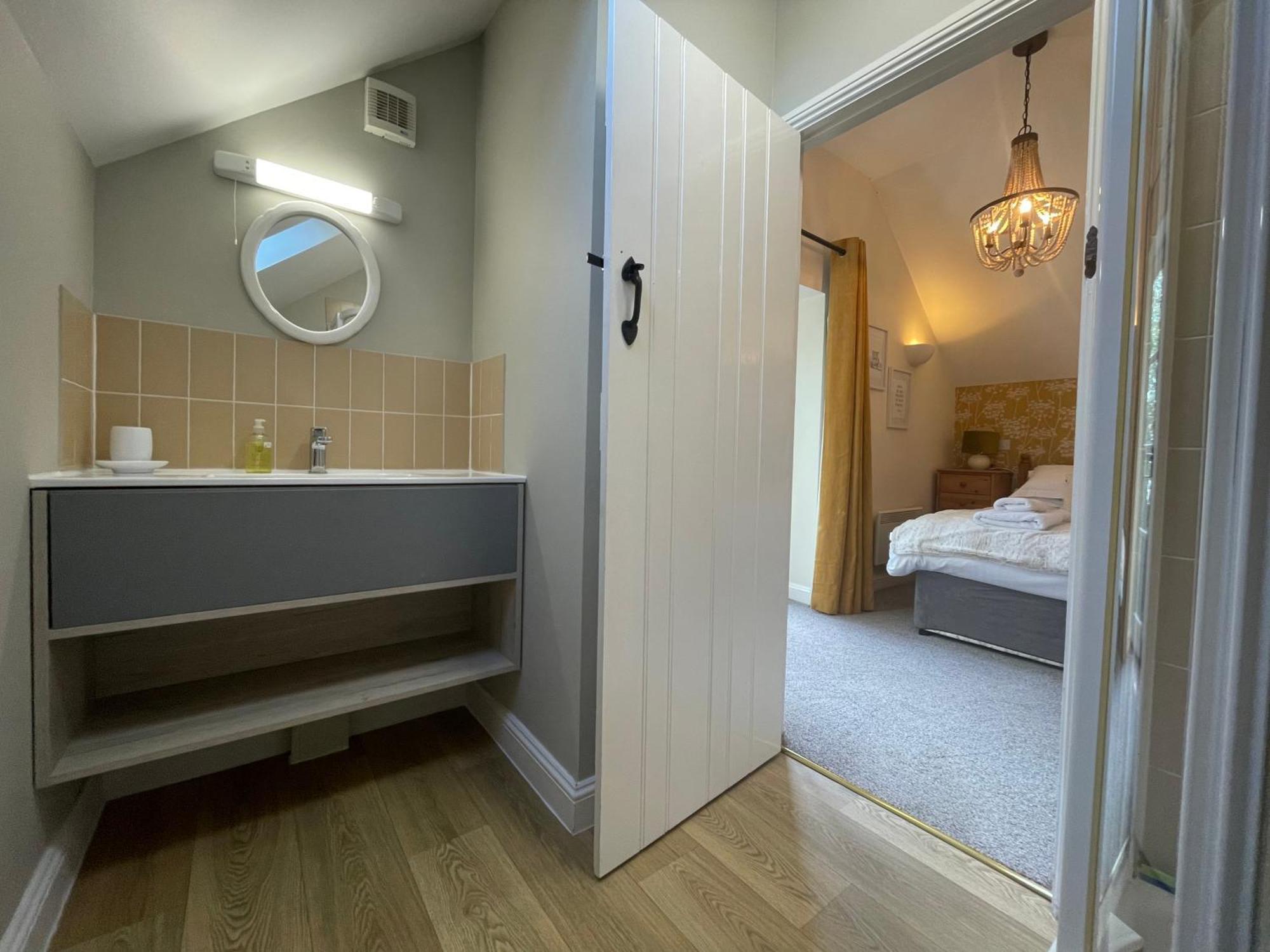 Cosy Cotswold Lodge: Family-friendly Retreat With And Heated Pools Holiday home Ashton Keynes