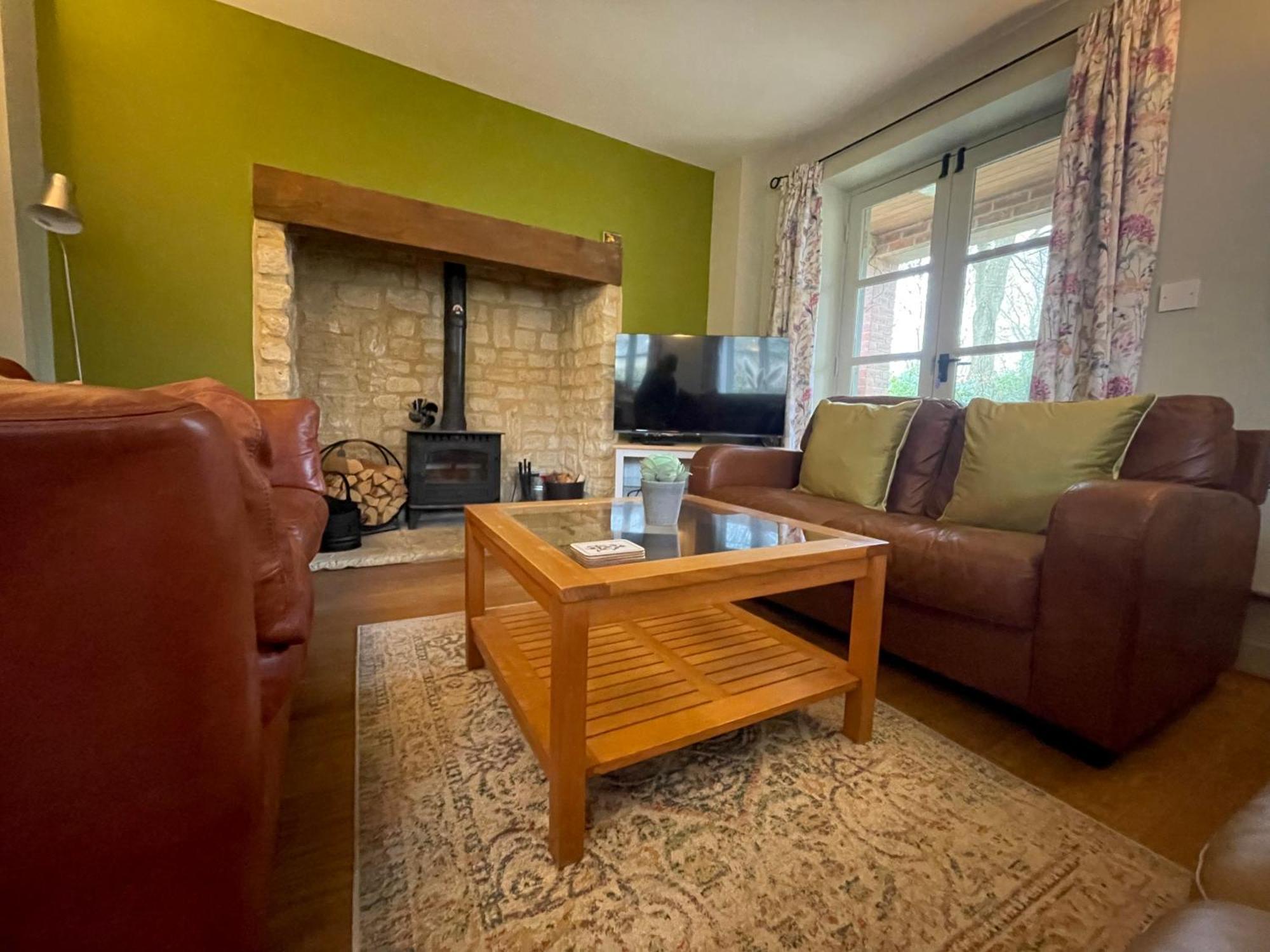 Cosy Cotswold Lodge: Family-friendly Retreat With And Heated Pools Holiday home *