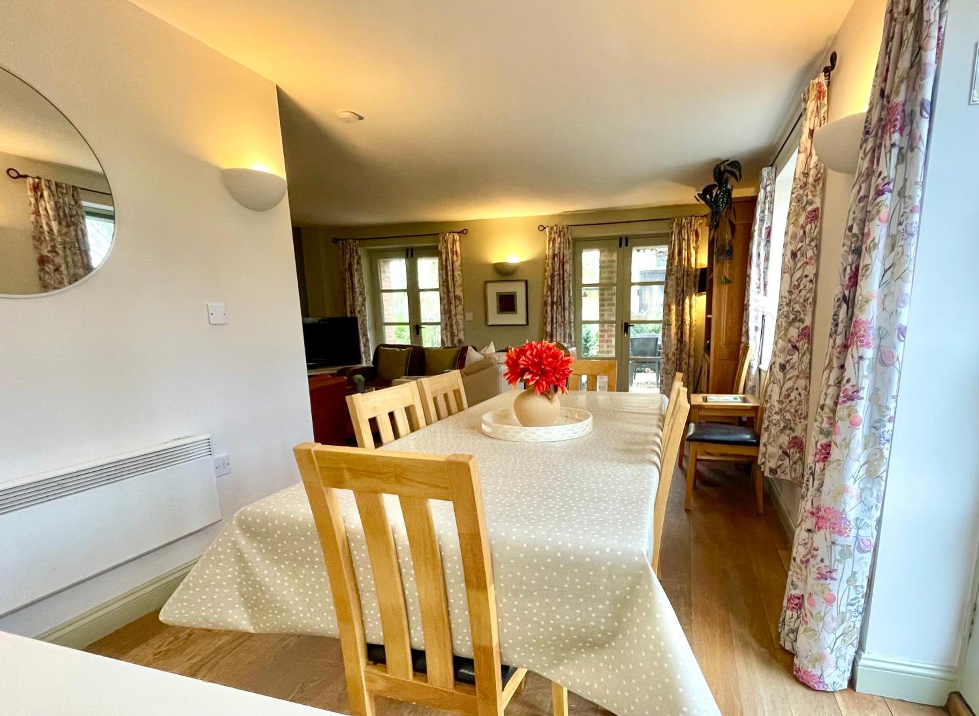 Holiday home Cosy Cotswold Lodge: Family-friendly Retreat With And Heated Pools Ashton Keynes