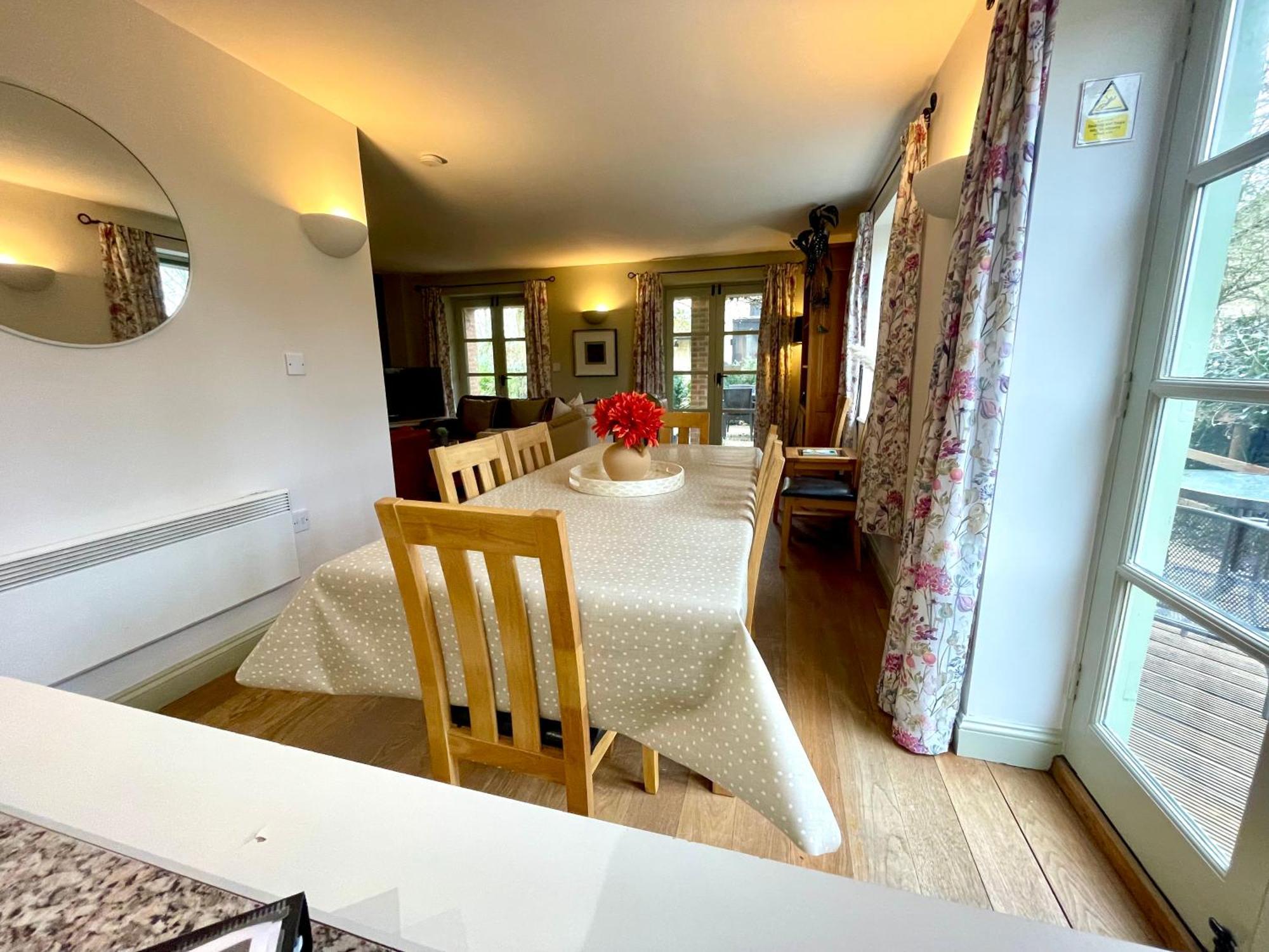 Cosy Cotswold Lodge: Family-friendly Retreat With And Heated Pools Ashton Keynes